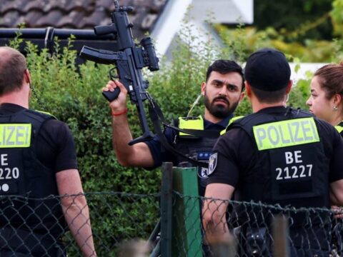 Almanyayi birbirine katan isidliyi polis vurdu l1NeywHl